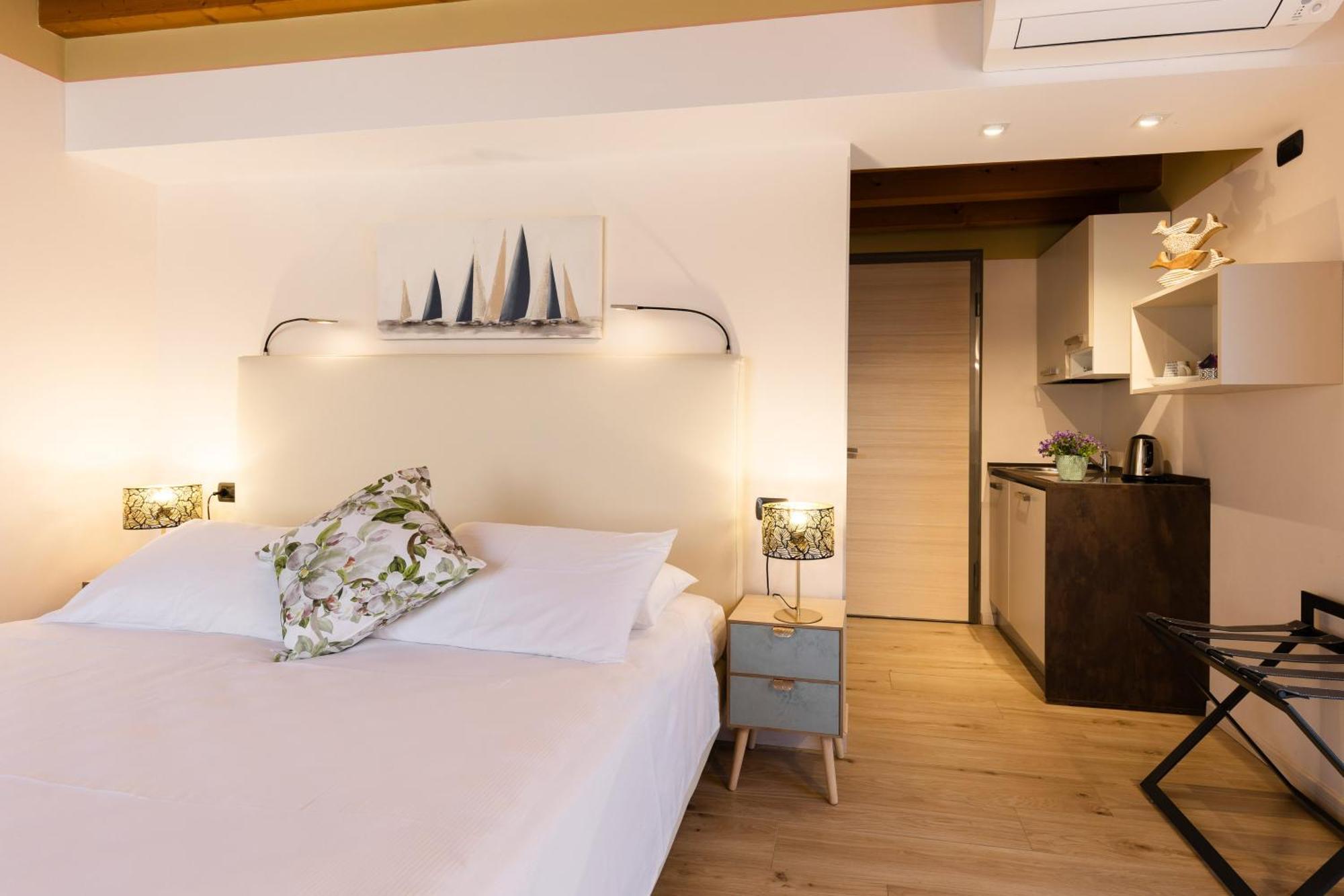 Charming Sirmione Bed and Breakfast Exteriör bild